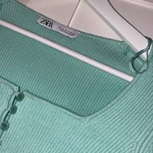 Sommatröja från Zara  - Svårt att få rätt färg på tröjan men jättefin Mintgrönt. Slutsåld på Zara. Använd ett fåtal gånger och passar till de mesta. 