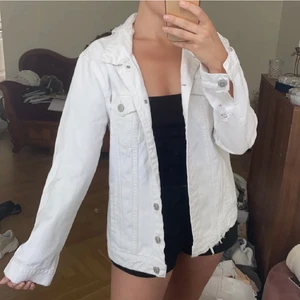 Vit jeansjacka perfekt skick - Perfekt skick, med slitningar i nacke och nertill (var så när köpt). Strl M men sitter bra på mig m xs/s