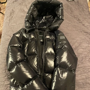 Peak Performance Svart Jacka - Aldrig använt, äkta och i perfekt skick. Köparen betalar för leverans. Skriv till mig om ni är intresserade och om ni vill ha mer bilder