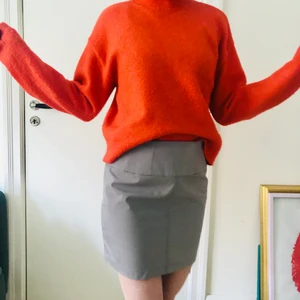 Grå kjol strl S Zara - Cool grå kjol från Zara! I nått slags vattentåligt material. Snygg dragkedja bak. Strl S