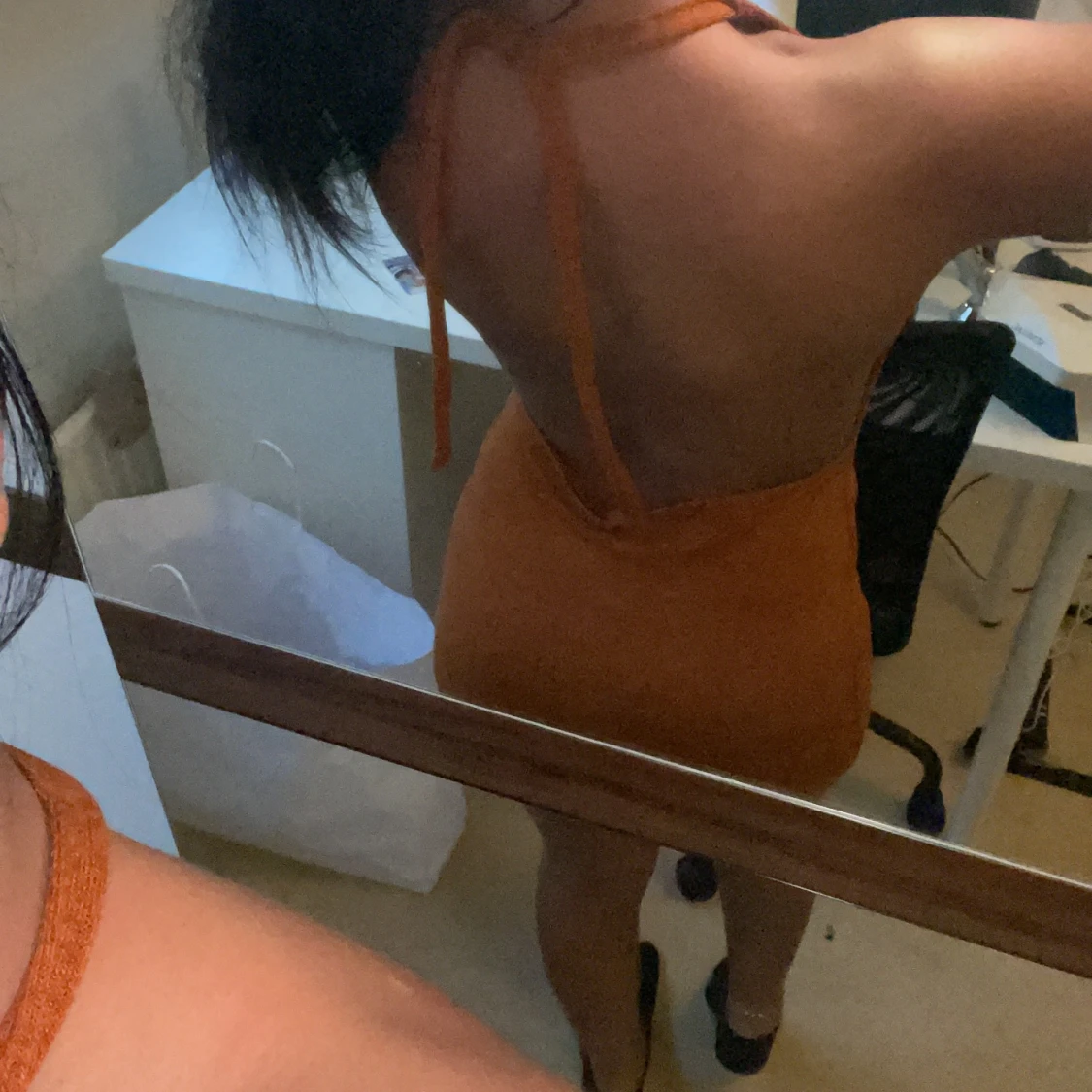 Brun klänning med öppen rygg - 90