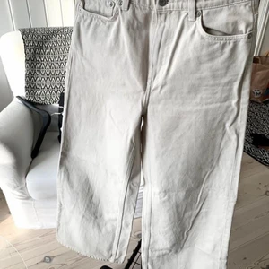 Jeans ACE - Naturvita vida jeans med hög midja. 