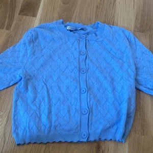 Kofta  - En mönstrad blå kofta 