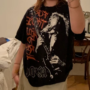 ACDC t-shirt - Sjukt snygg och unik ACDC tröja som är i gott skick. Köptes dyrt på humana men kommer inte till användning längre då jag bytt stil  Själv har jag M och som ni ser sitter sen perfekt oversized på mig för referens