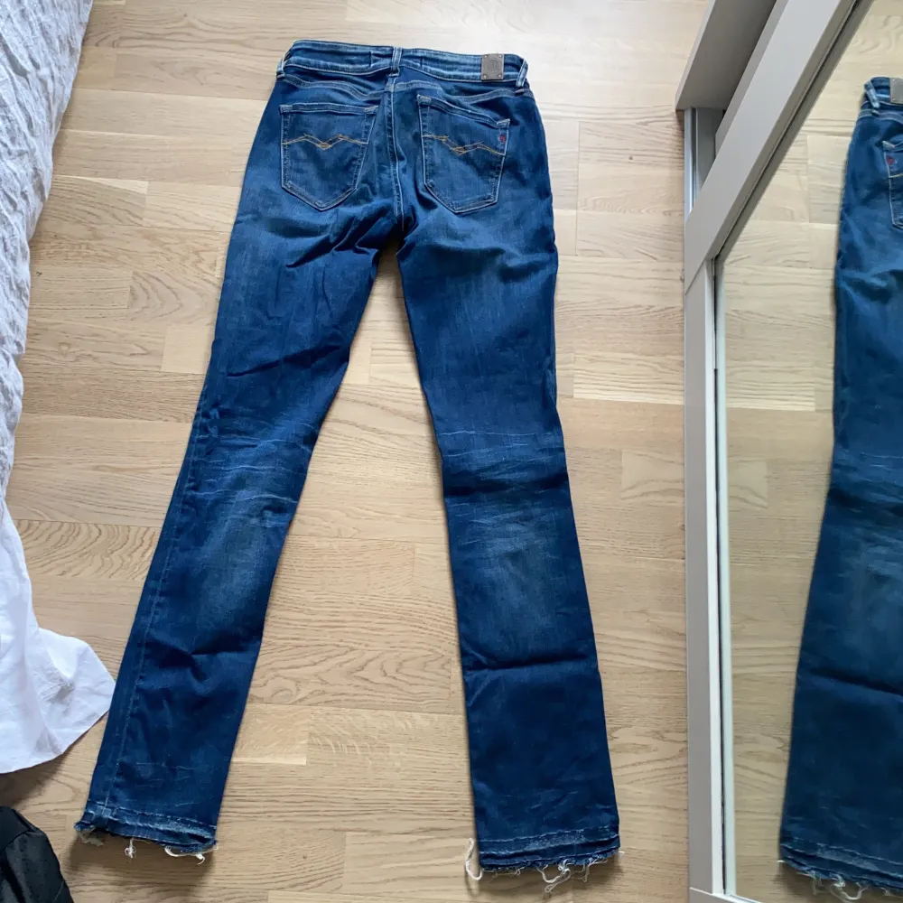 Replay jeans i storlek 26 modell vicky. Uppsprättade i nedre kant av benet, vilket ger en mycket snyggare detalj! Nypris 800kr. Jeans & Byxor.