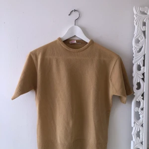 Stickad tshirt - Stickad, beige t-shirt. Jag är en storlek 34/36. Knappt använd☺️