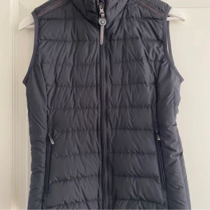 Parajumper väst  - Västen är 10/10 då den är använd Max 3 gånger. Lappar finns med. Kan även skicka mer bilder om man så vill. Den är svart och storlek S. Kan även passa en xs 