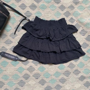 Svart volangkjol  - Snyggaste volangkjol, passar xs-s❤️ superbra skick. Säljer endast vid bra bud💗frakt tillkommer 