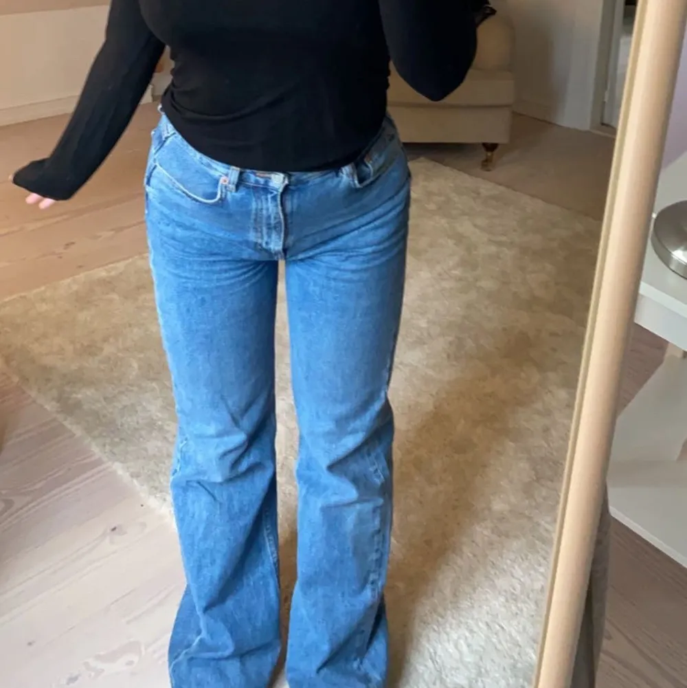 Raka jeans från pull & bear i storlek 36! Har klippt av dom en bit men passar bra på nån ca 160-165cm. Använda Max 3 gånger så bra skick! . Jeans & Byxor.