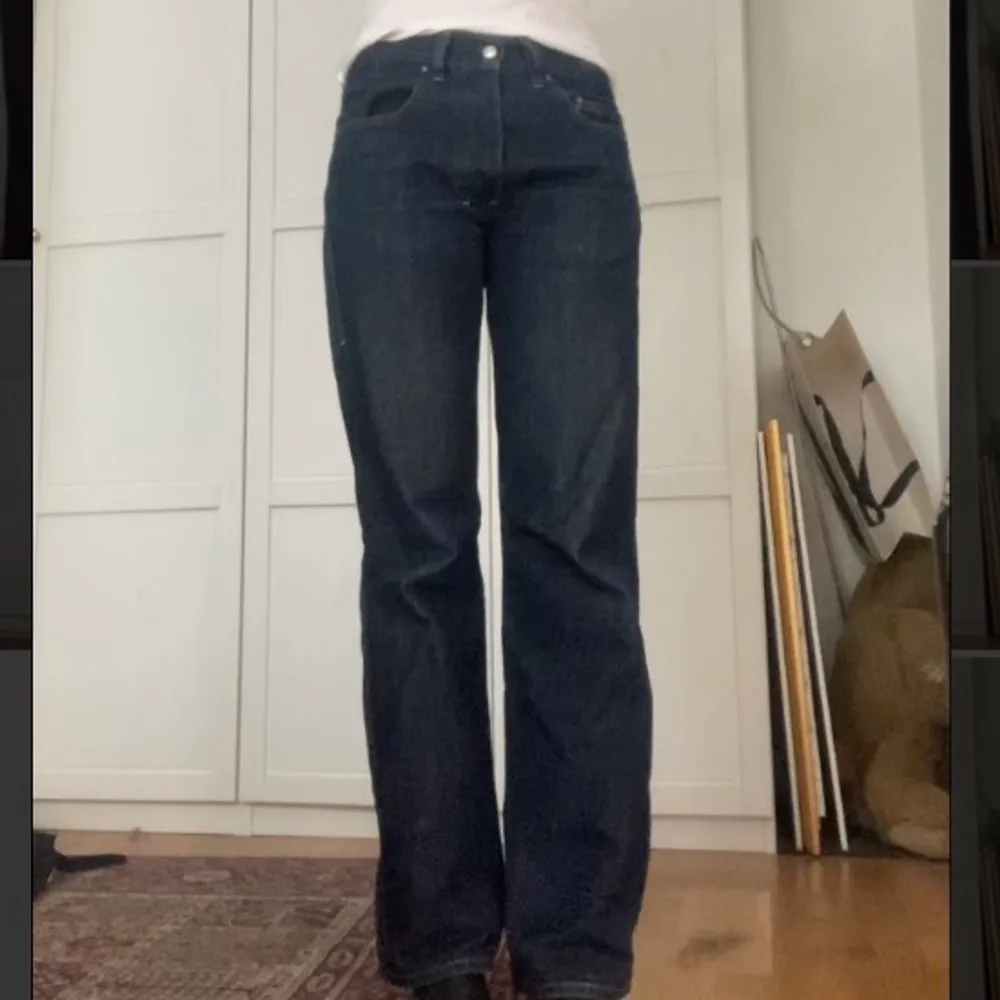 Supersnygga mörkblå jeans från diesel. Jag säljer pga att dem är för stora i midjan för mig:( frakt blir 66kr. Skriv för frågor💕. Jeans & Byxor.