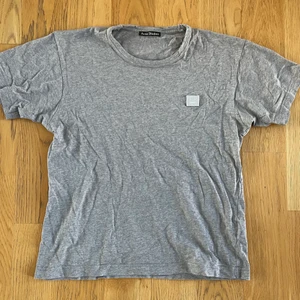 Grå Acne t-shirt  - Säljer min gråa acne t-shirt, bra skick, den är i storleken XS. Passar till allt 