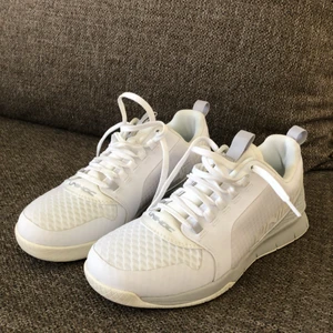 Tränings skor  - Skor i bra skick, använda endast en gång. För stora i storleken för mig tyvärr. Ny pris 1200 kr och säljs för 900 kr. Men billigare vid snabb och smidig affär :) 