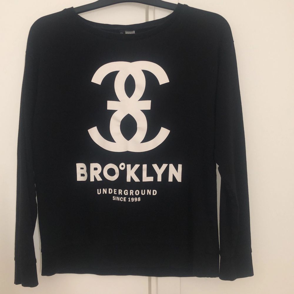 Svart tröja från H&M. Fint skick. Storlek M. Huvtröjor & Träningströjor.