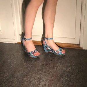 Snygga blommiga kilklackar - Jag har knappt använt de men köpta second hand. Bra skick. Står inget märke. Storlek 39, bra passform. 