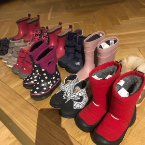 Barnskor tjej storlek 22-24 - Säljer barnskor, ofodrade och fodrade regnstövlar, vårskor, vinterskor. I gott skick.   Märke - ecco, viking, kavat, superfit, pony, joules, reima.  Paketpris 250 kr.