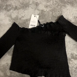 🖤 - Helt ny tröja, har inte använt den har bara testat den. Prislappen o allt sitter kvar. Den är i storlek L men den sitter inte så stort som man tror. ❤️ 