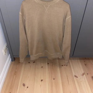 Weekday stonewahsed beige sweatshirt - Beige Stonewashed sweatshirt från weekday, nypris 500 kr, storlek M, använd endast fåtal gånger