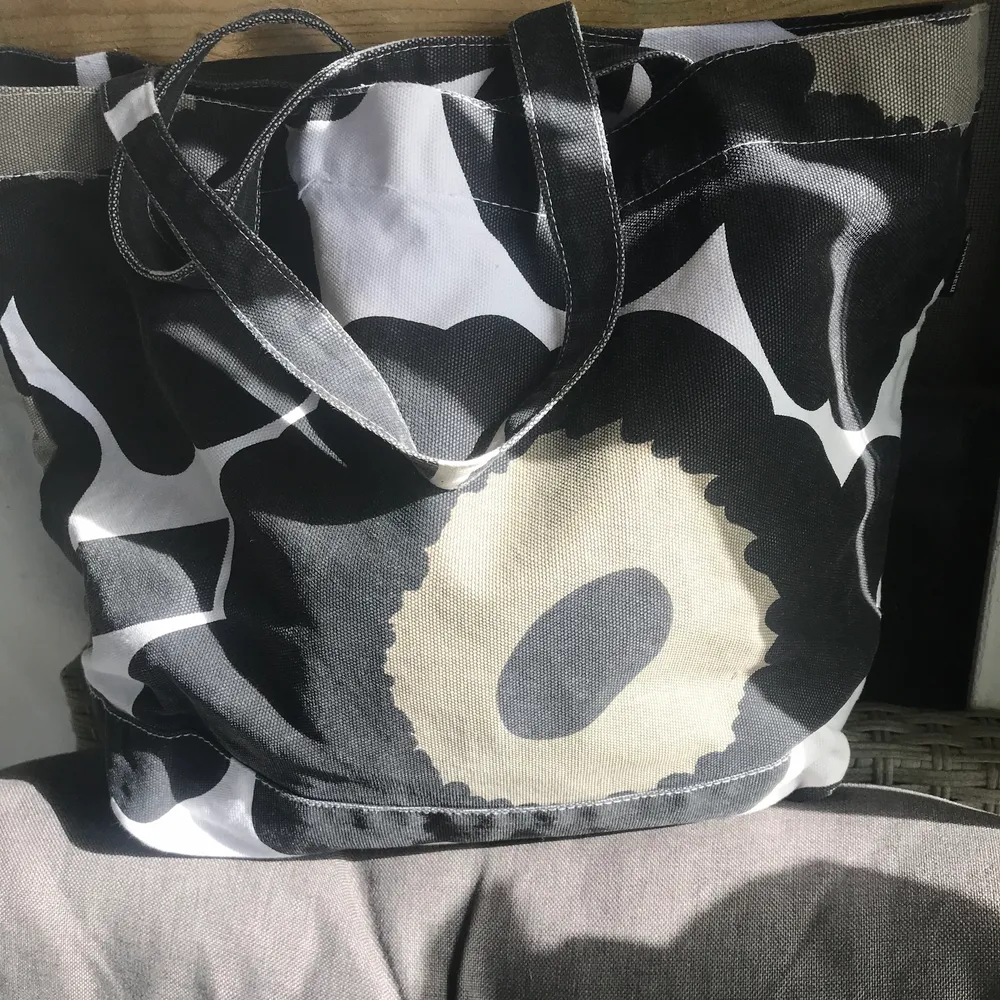 Säljer min äkta Marimekko Tote bag, gott skick, b47x h 37 cm. Stor och passar som shopping bag eller strand bag:)  pris är inkl frakt . Väskor.