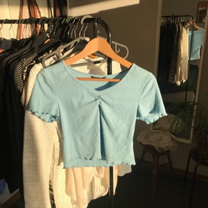 Blå topp - Blå topp från Shein. Använd några gånger men skick som ny! Strl S, passar XS, stretchig. Du står för frakten! 💕