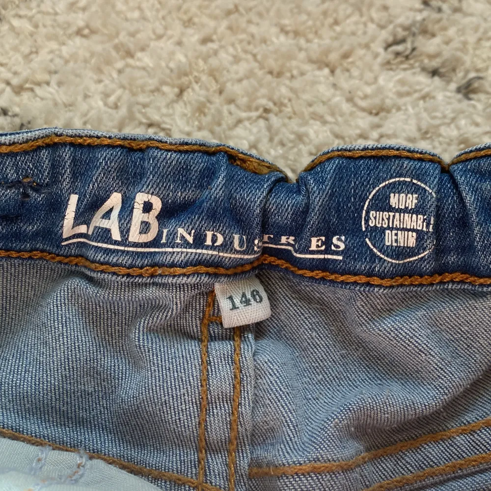 Jag säljer ett par jeans och som har hål vid knän!🙂. Jeans & Byxor.