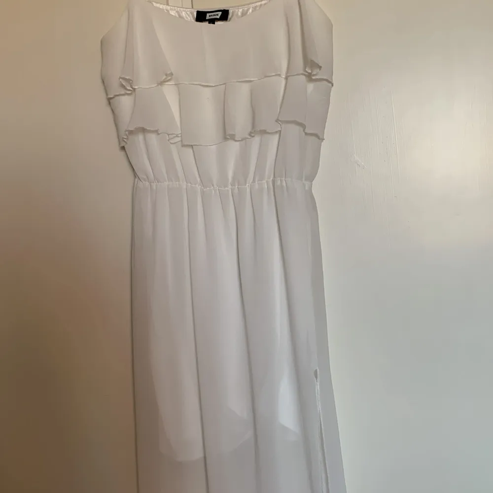 Lång vit klänning med slits från bikbok. Köpt för flera år sen men knappt använt den. . Klänningar.