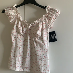 Sommartopp - Detta är sommar t-shirt från Nelly, den är helt oanvänd. Jag säljer den eftersom den är lite liten