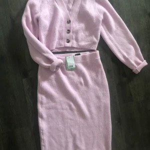 Rosa stickat ribbat set  - Stl medium på kjolen stl S på koftan finaste setet som tyvärr aldrig blir använt. 
