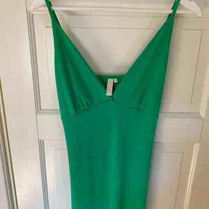 Bodyflirt långklänning - Sååå fin sommarklänning från bodyflirt!💚 Den är insydd en aning på båda sidor, men vill man inte ha den insydd är det bara att sprätta upp sömmen eftersom den gamla sömmen finns kvar! Därav passar den S/M. Om flera är intresserade startas budgivning. Köpare står för frakt! 📦 