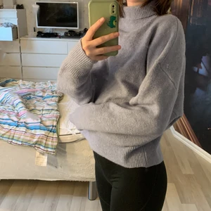 Lila stickad zara tröja - Endast använd 2 gg, köptes för 400 kr.