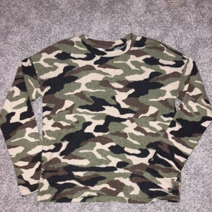 Kamouflage tröja - Långärmad kamouflage tröja. Köpt på Ginatricot. Tyget ser lite nopprigt ut men ser ut som att det ska vara så💚
