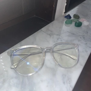 Anti blue light glasögon - Anti blue light glasögon som är perfekta att ha när man pluggar framför datorn! Bra kvalitet och använda ett fåtal gånger. Man får även med ett fodral till dem med en servett i. 