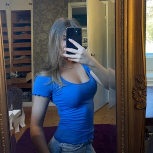 T-shirt  - T-shirt i en knallblå färg. Super snygg att ha på sommaren när man är brun!! Mycket bra skick! Storlek XS 💕