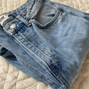 Säljer dessa raka trendiga jeansen från lager 157 då dom inte kommer till användning. Jag har storlek xs/s i jeans och dessa jeansen är storlek S och passar mig bra❤️