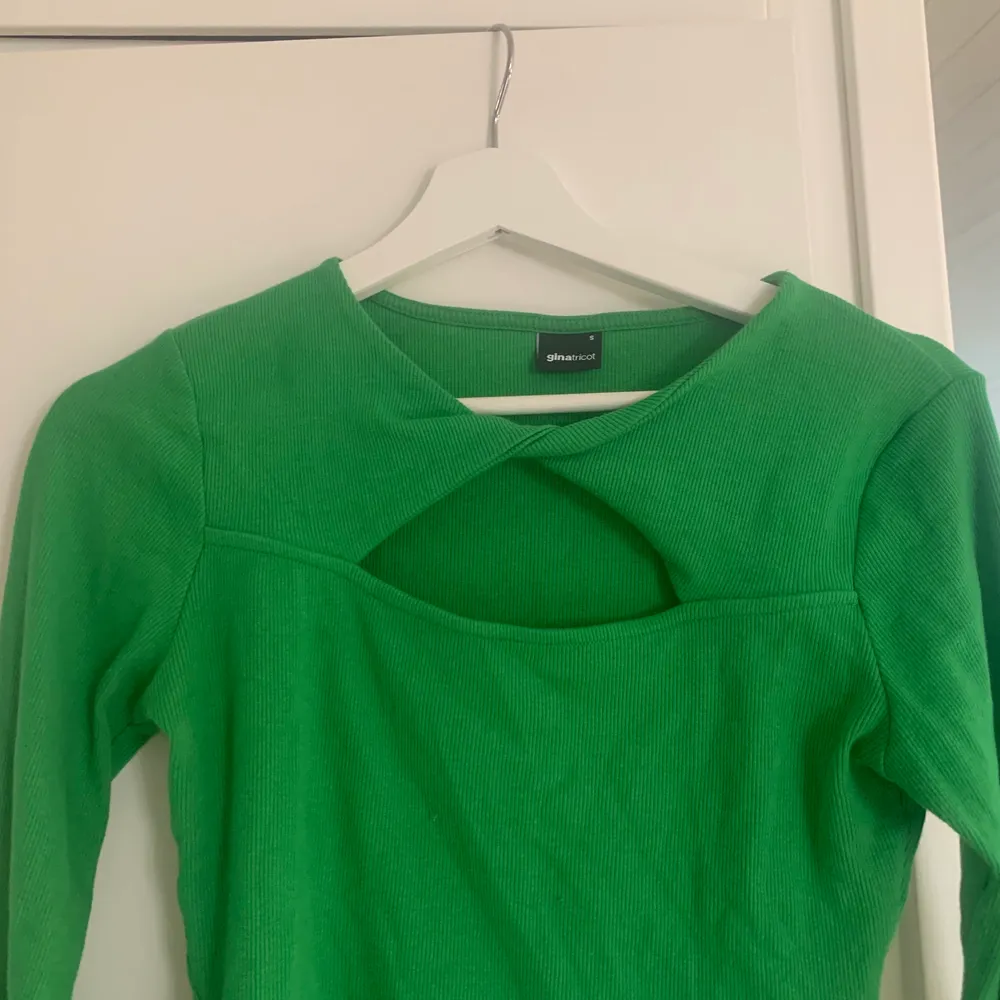 Supersnygg grön tröja från ginatricot. Sparsamt använd. Gratis frakt💗. Toppar.