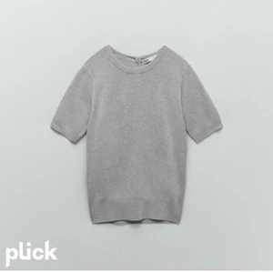 Zara topp! - Säljer denna super fina o stilrena gråa tunt stickad t-shirten från zara! Sparsamt använd o ändast använd fåtal gånger💕 säljer då jag inte använder den så mkt som jag hade önskat!🤪 