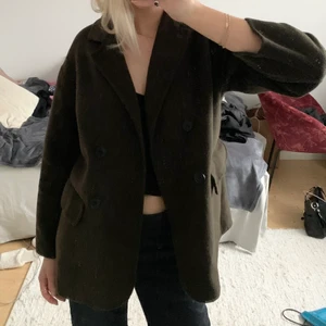 Grön kappa  - Så fin grön kappa från Zara. Strl: Xs. Köpte här på plick men den är tyvärr för kort i armarna för mig:((