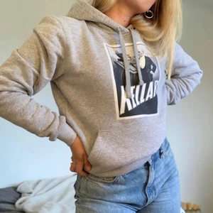 Grå hoodie - säljer denna hoodie från thecoolelephant i strl xs, köpt för 599 och säljer för 200 + frakt☺️ köparen står för frakten💕