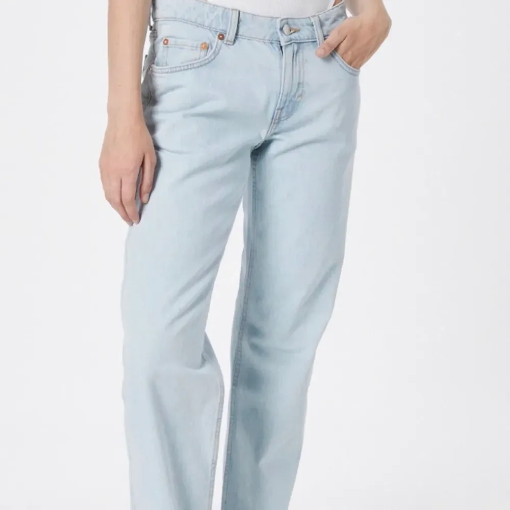 Säljare dessa byxor från Weekday i storleken 28/32☺️ för mer bilder eller andra frågor kan ni skriva privat💕. Jeans & Byxor.