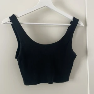 Svart ribbat linne från Gina Tricot  - Svart ribbat linne från Gina Tricot i storlek M! Köpt för 119kr och säljer för 30+26kr frakt! Alltså 56kr! Perfekt till sommaren som ett basplagg! 