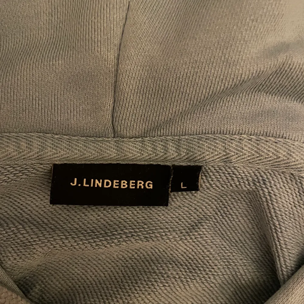 Zip Up hoodie från J. Lindberg, den är några år gammal men ändå i bra skick. Nypris omkring 1200kr, säljes för 500kr. Storlek L. Hoodies.