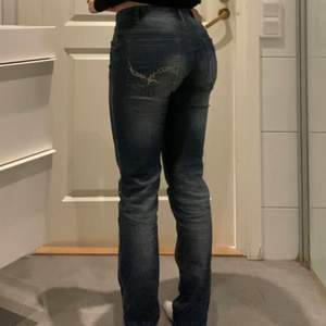 Lågmidjade jeans som sitter SÅ bra. De formar kroppen extremt fint och är allmänt bara fett fina och balla 🤜🏼