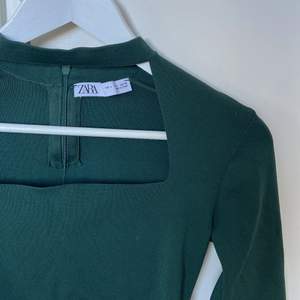 ❗️INTRESSEKOLL❗️På min gröna slutsålda zara tröja. Säljer då den inte kommit till användning. Storlek L men sitter som en M och passar mig som är en S/M🌼