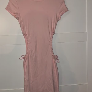 Rosa klänning från Chiquelle - Rosa klänning från Chiquelle, superfin sommarklänning, knuten i midjan som man själv väljer hur man vill ha. 