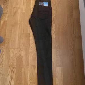 Helt ny Nudie jeans Modell: SKINNY LIN Tim Tvätt: Organic black in black Storlek : -w27-L34 Midja 34cm x2 Längd : 110cm Strech Slim Fit 98% Organic Cotton 2% Elastaine  