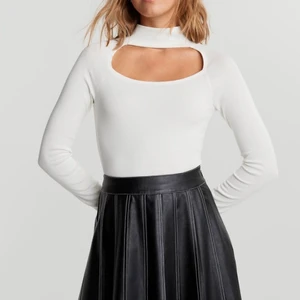 Vit cutout topp från Gina Tricot - Snygg tröja med härligt material från Gina Tricot. Aldrig använd då och prislappen sitter kvar.