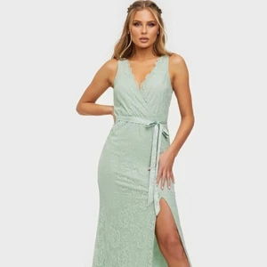 Grön balklänning - Ljusgrön snygg balklänning Spets, v-ringad klänning, slits framtill Sidenband i midjan för rosett Strl: S/M  #balklänning #festklänning #sommarklänning #BAL22