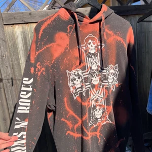 Luvtröja  - Säljer denna luvtröja pågrund av att den inte kommer till användning. Det är en herr tröja men den passar även tjejer💗