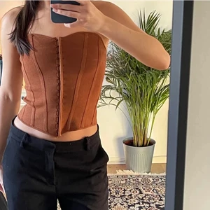 Korsett - Rostbrun korsett från Zara, säljer för att den tyvärr inte passar. (Bilderna är lånade) Pris kan diskuteras vid snabb affär! 