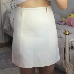 Kjol  - Vit kjol från H&M, aldrig använd (för liten) Storlek Xs/S