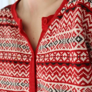 Stickad vintage kofta! - Superfin stickad kofta med gulligt mönster! Bra skick i storlek small/medium. En favorit!